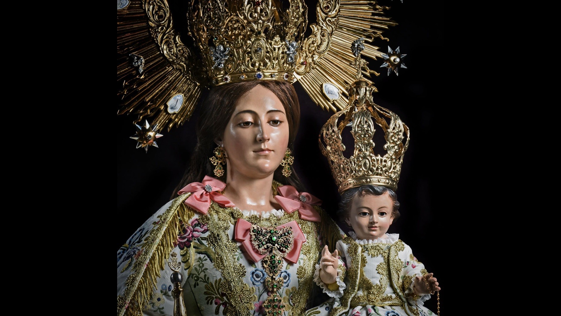 La Virgen del Rosario recibe la vara de alcaldesa